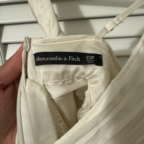 ONLY WORN ONCE. Abercrombie and Fitch XSP white dress. - Picture 4 of 4